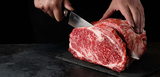 店内で丁寧に手切り