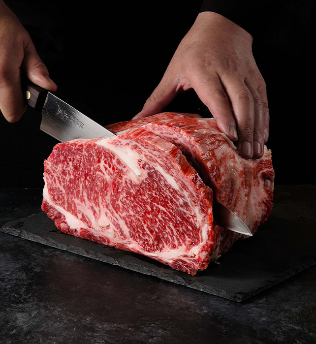 店内で丁寧に手切り